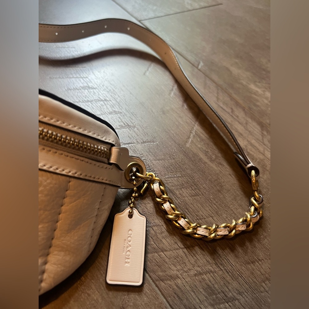 Vintage CHAIN BELT BAG WITH QUILTING IN WHITE 

Style No. C0851 - Picture 4 of 13